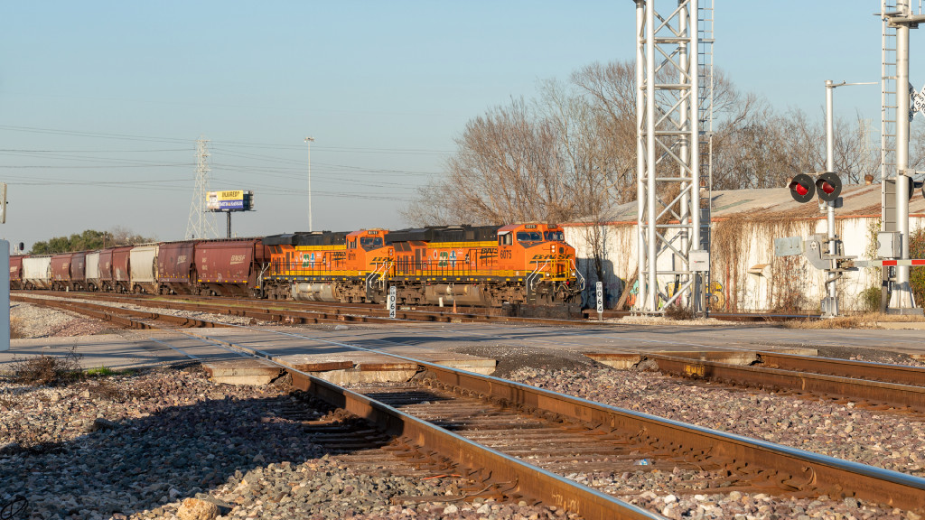 BNSF 25th Anniversary Unit Duo Leads SB Grainer